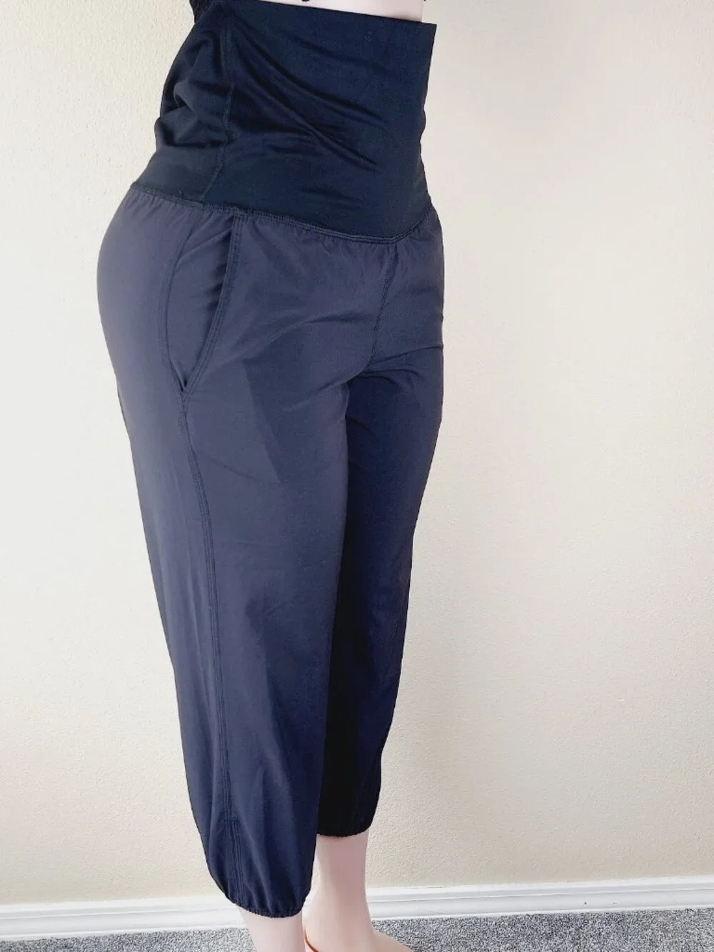 Lululemon Women's Black Super High-Waisted Tapered Casual Jogger Pants Size 6
